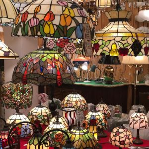 Många olika hängande och stående tiffanylampor inuti Mässing Mästers lampbutik
