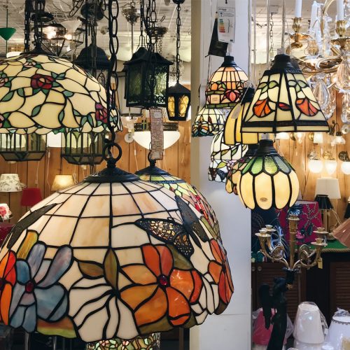 Hängande tiffanylampor inifrån Mässing Mästers lampbutik i Stockholm