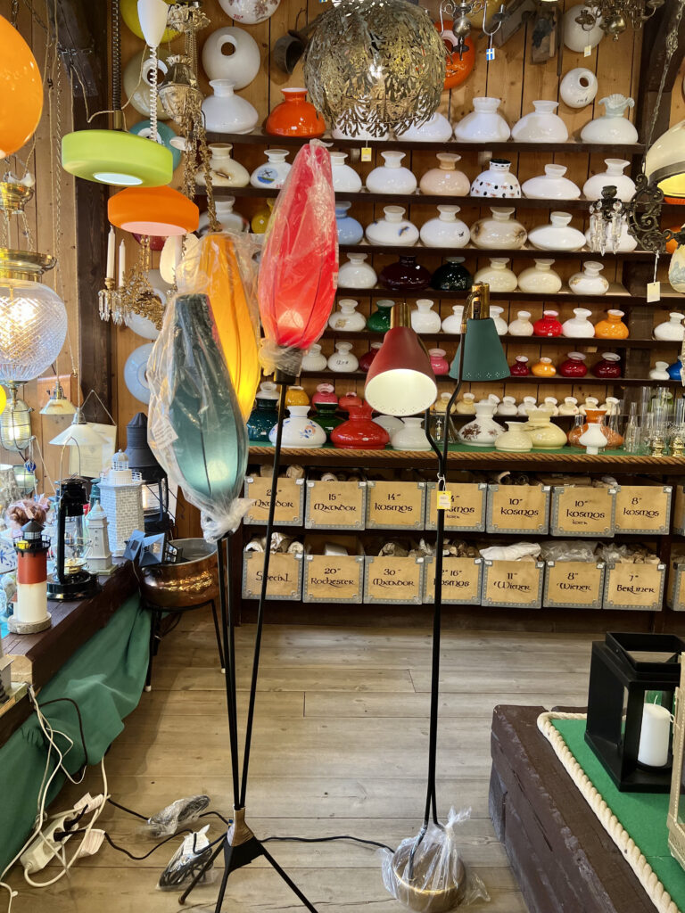 Golvlampa med tulpaner står inne i Mässing mästers lampbutik