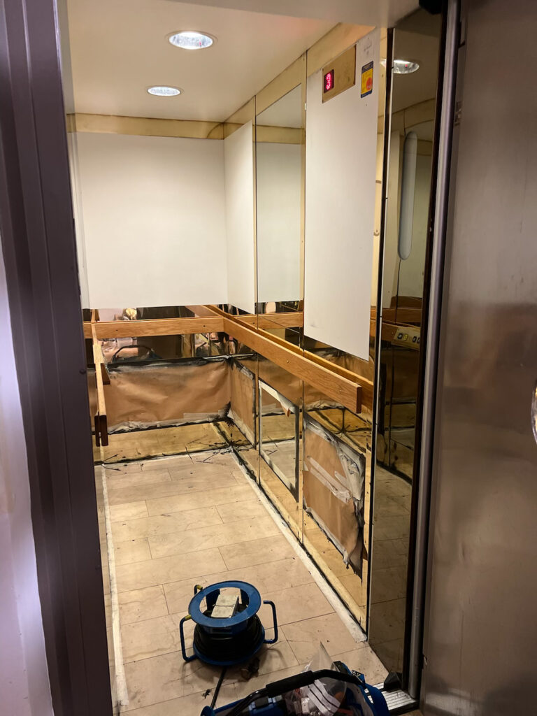 Pågående renovering och polering av en hiss i en bostadsrättsförening i Stockholm