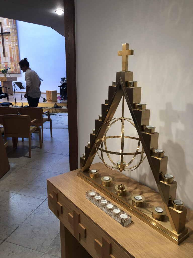 Nytillverkad ljusbärare formad som en triangel med ett kors ovanpå i Betlehemskyrkan