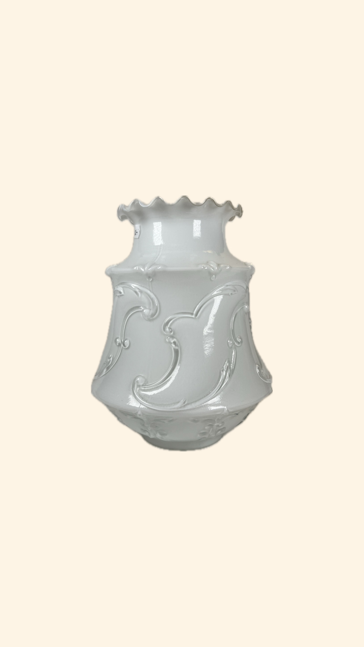 Tulpankupa till fotogenlampa i opalglas med en vågig kant upptill och en mönstrad midja