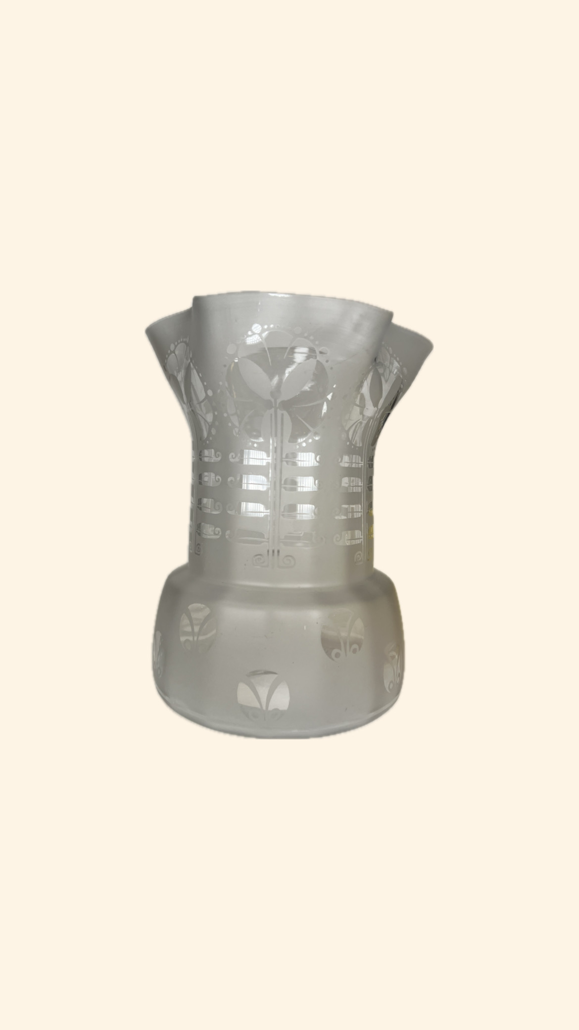 Antik matt tulpankupa till fotogenlampa i blästrat glas med en vågig kant 