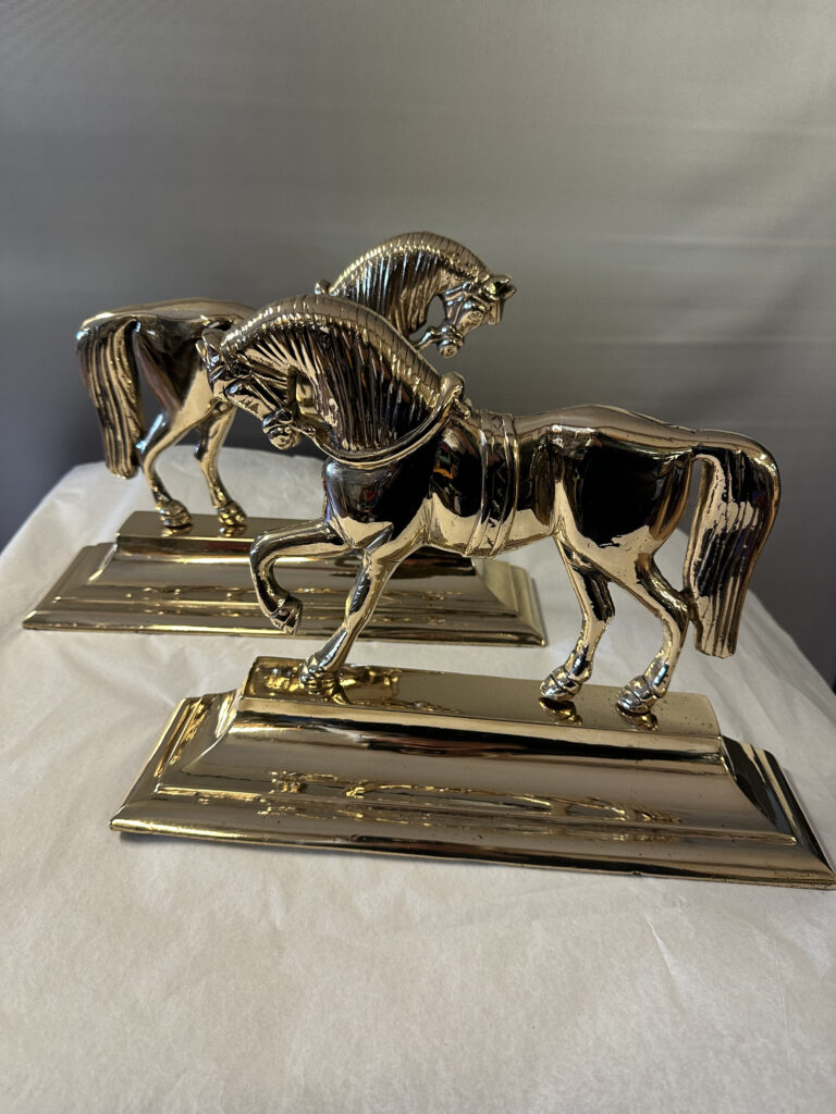 Glänsande hästformade mässingsskulpturer efter polering av Mässing mäster 