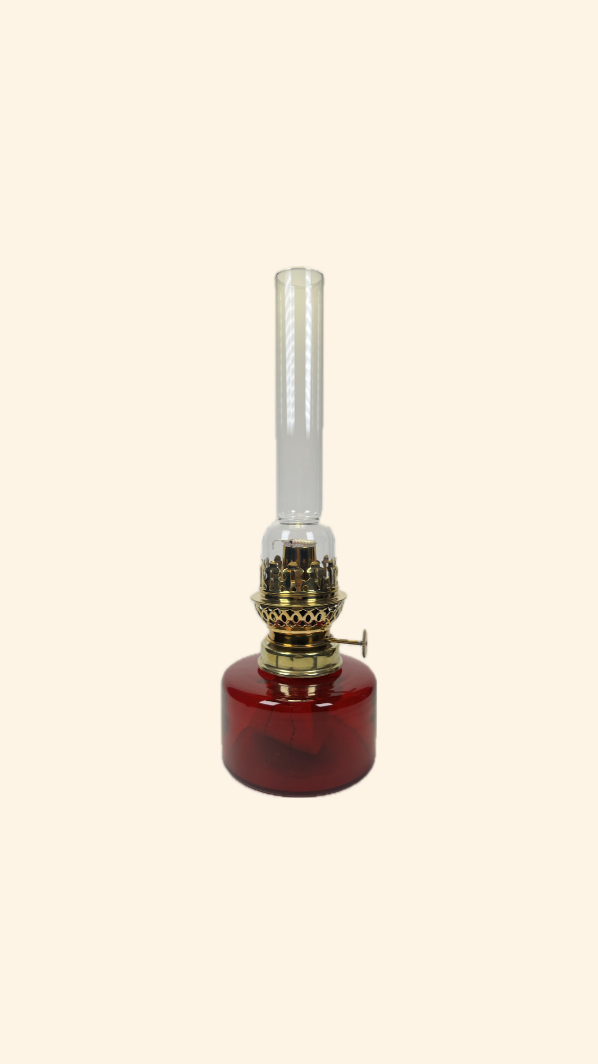 Fotogenlampa med ett oljehus i rött glas och oljehus med brännare i blank mässing. Mässing Mästers egna fotogenlampa 