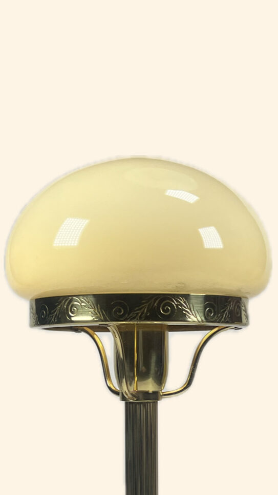 Liten Strindbergslampa oxiderat med en beige Strindbergskupa i beige glas. 10cm i diameter