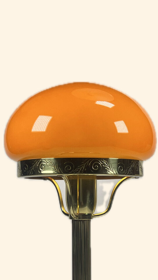 Liten strindbergslampa oxiderad med en orange strindbergskupa 