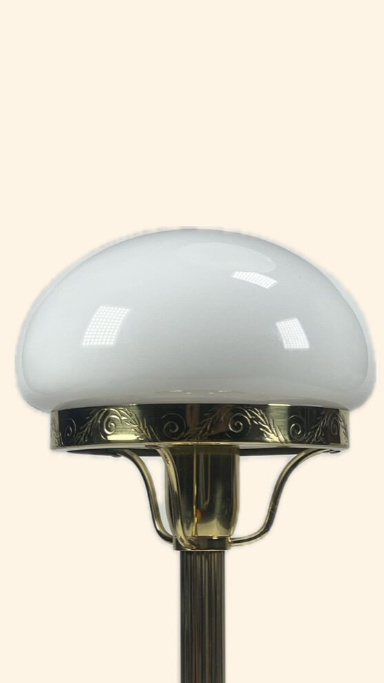 Liten strindbergslampa oxiderad med en opal strindbergskupa i opal glas. 10cm i diameter. 