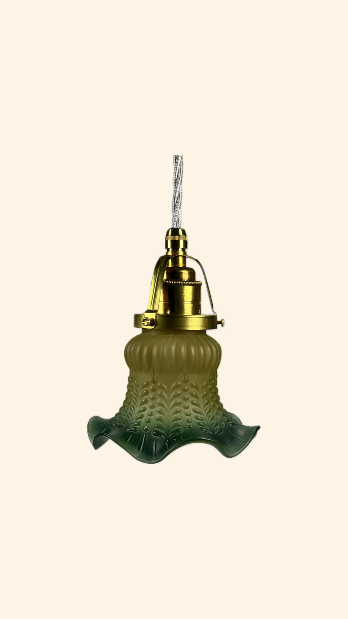 Fönsterlampa hängande i Jugendstil med amberfärgatglas upptill och mörkgrönt färgat glas nertill.
Fäste:55mm Höjd:10cm Bred:13,5cm 
Pris: 485 kr